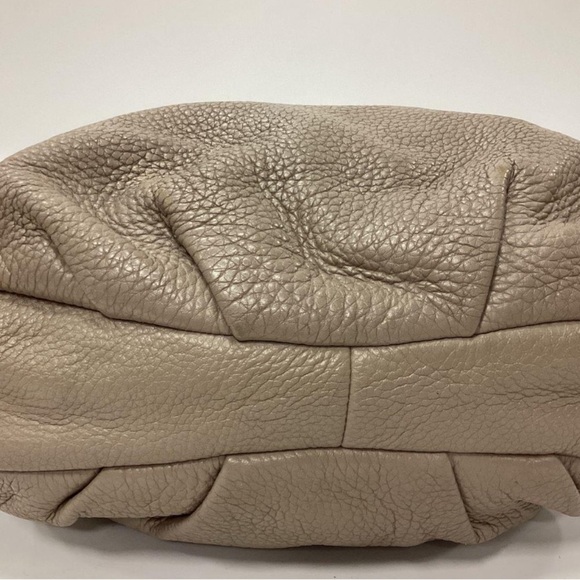 Marc by Marc Jacobs Pebbled Leather Shoulder Bag – Beige
-Open to Offers - Picture 2 of 8